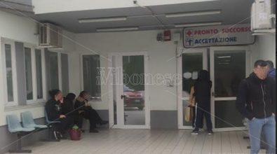 Ospedale di Tropea, niente sala d’attesa al pronto soccorso: pazienti in fila all’aperto