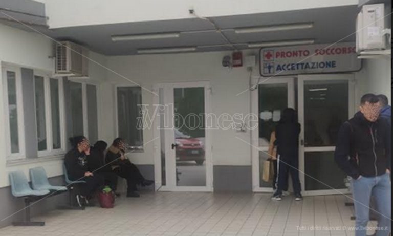 Ospedale di Tropea, niente sala d’attesa al pronto soccorso: pazienti in fila all’aperto