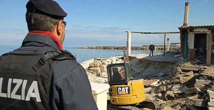 Demolita il Chiosco Azzurro, Falvo: «Simbolo dello scempio ambientale» – Video