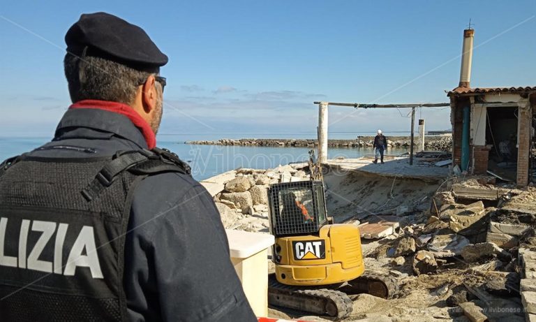 Demolita il Chiosco Azzurro, Falvo: «Simbolo dello scempio ambientale» – Video