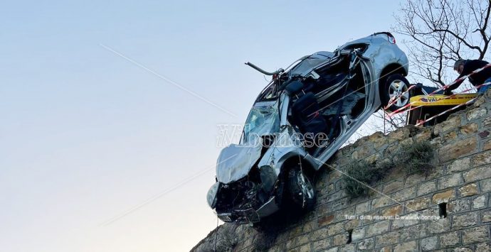 Pauroso incidente nel Reggino: auto precipita in un dirupo alto dieci metri