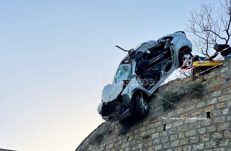 Pauroso incidente nel Reggino: auto precipita in un dirupo alto dieci metri