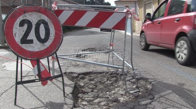 Vibo città groviera: le strade del capoluogo sono un’insidia costante, automobilisti esasperati – Video