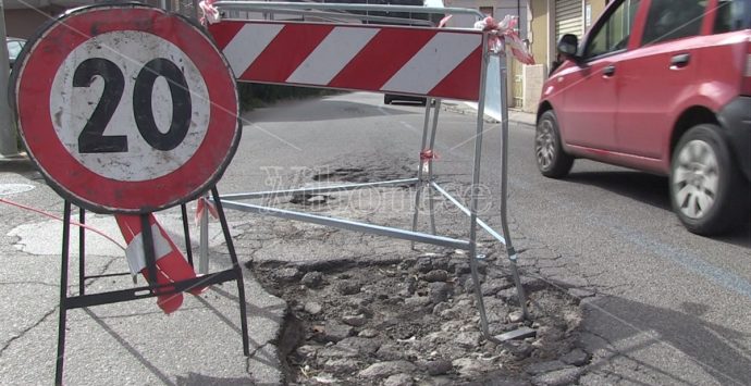 Vibo città groviera: le strade del capoluogo sono un’insidia costante, automobilisti esasperati – Video