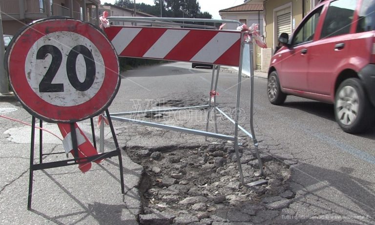 Vibo città groviera: le strade del capoluogo sono un’insidia costante, automobilisti esasperati – Video