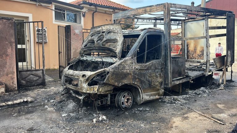 Escalation criminale a Mileto: in fiamme camion ditta impegnata in lavori pubblici