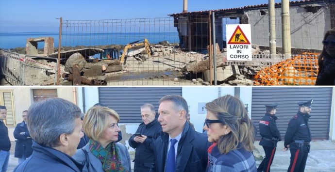Demolizione chiosco azzurro a Vibo Marina, il sindaco: «Non ci lasceremo intimorire»