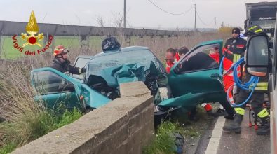 Grave incidente sulla statale 106 a Crotone, auto contro un muretto: due feriti