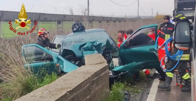 Grave incidente sulla statale 106 a Crotone, auto contro un muretto: due feriti
