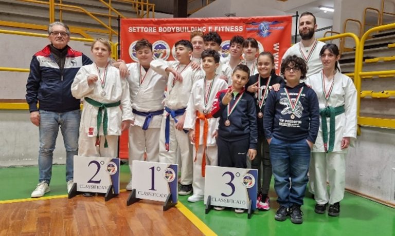 Karate, incetta di medaglie a Catanzaro per i ragazzi di Vibo Marina