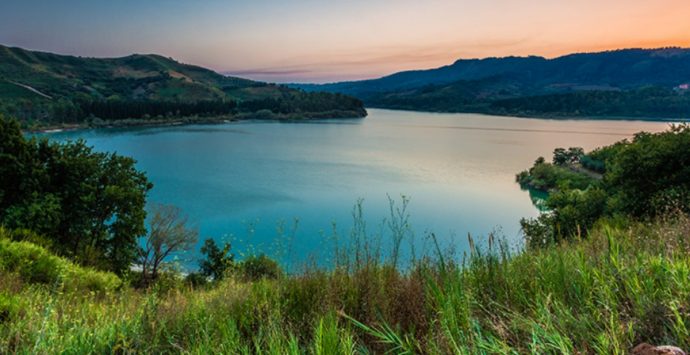 Con il Fai di Vibo alla scoperta del lago Angitola: «Uno scrigno di bellezza tutto da ammirare»