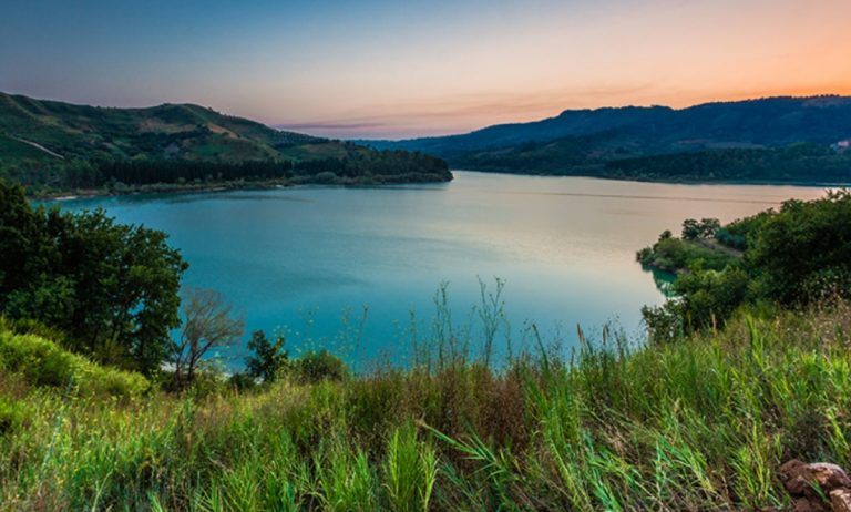 Con il Fai di Vibo alla scoperta del lago Angitola: «Uno scrigno di bellezza tutto da ammirare»