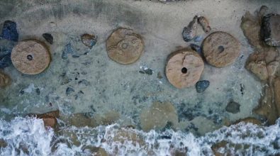 Ricadi, il mare restituisce antiche macine di mulino