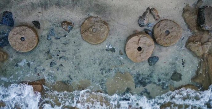 Antiche macine di mulino trovate a Santa Maria di Ricadi, i cittadini: «Siano restituite alla frazione»