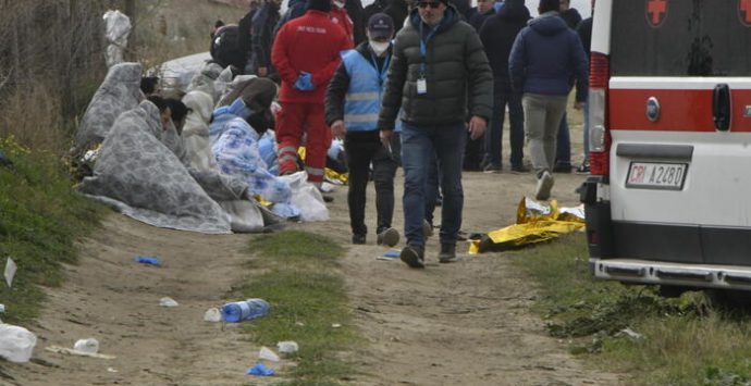 Tragedia dei migranti nel naufragio a Steccato di Cutro: si temono cento morti