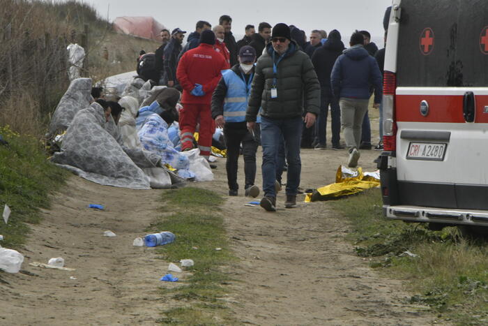 Tragedia dei migranti nel naufragio a Steccato di Cutro: si temono cento morti