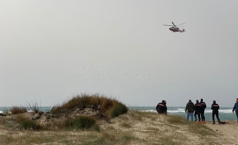 Naufragio Cutro: «Un elicottero in volo sul barcone prima del dramma»