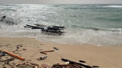 Strage di migranti a Cutro: «Molti non sapevano nuotare, sono morti annegati»