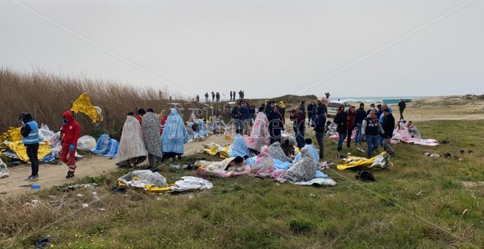 Migranti, Parole e Fatti | Il sindaco di Mileto: «Immagini strazianti di umanità che si perde per strada»