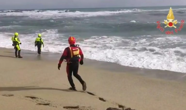 Naufragio migranti in Calabria, ricerche continuate durante tutta la notte