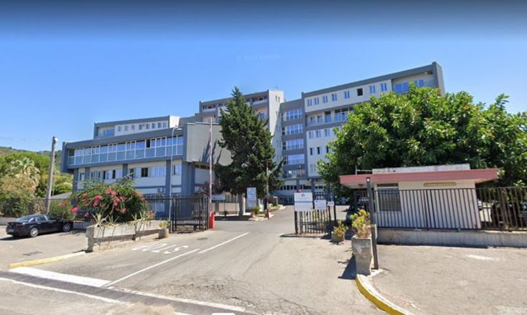 Ospedale di Tropea, la protesta dei cittadini: «Potrebbe dare sollievo a Vibo e invece è una scatola vuota»