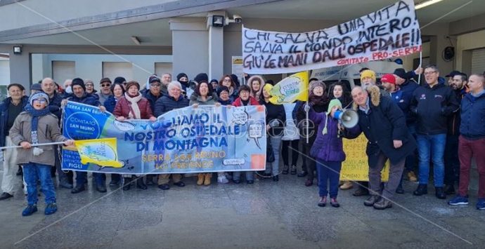 A Serra la marcia in difesa del diritto alla salute: «Giù le mani dal nostro ospedale» – Video