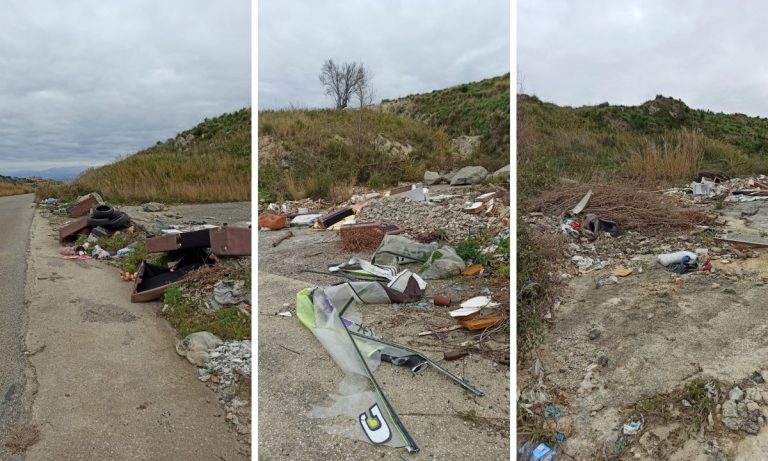 Strada Briatico-San Cono, i cittadini: «È diventata una discarica. Rifiuti anche nel torrente Murria»