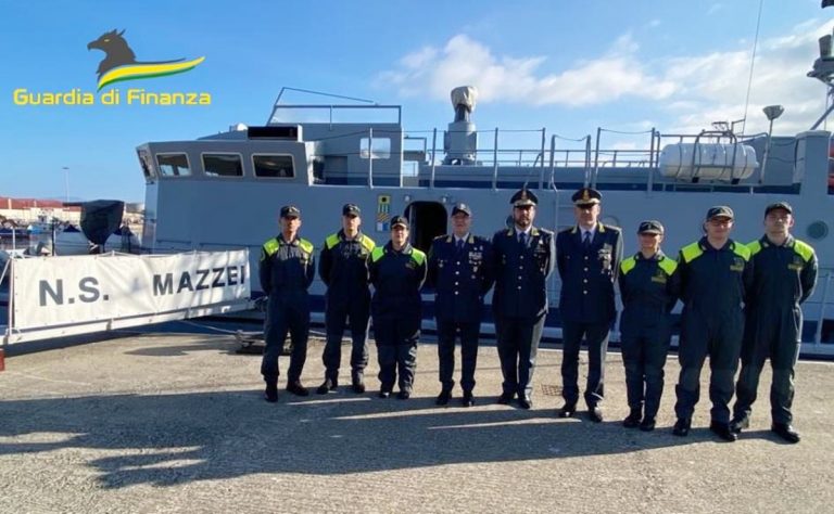 La Nave scuola “Mazzei” della Guardia di finanza fa tappa al porto di Vibo Marina – Foto