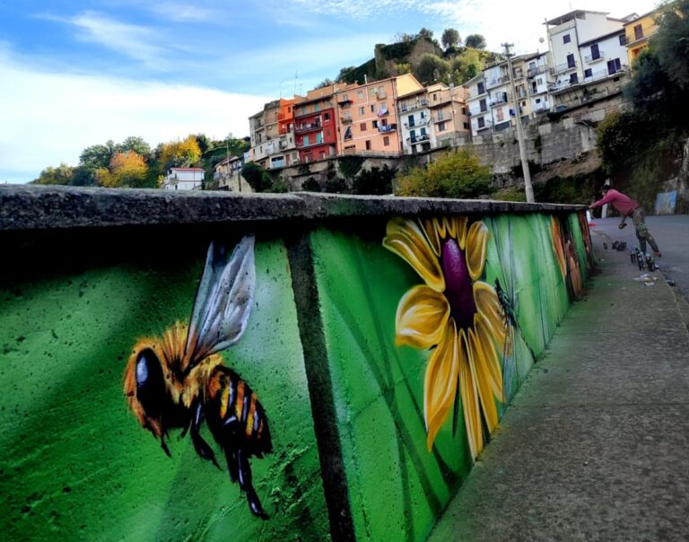 Arena, realizzato il murales più lungo d’Italia. Il sindaco: «Capolavoro che omaggia la bellezza del borgo»