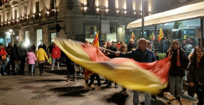 Il Catanzaro torna in serie B e in città scoppia la festa dei tifosi- Video