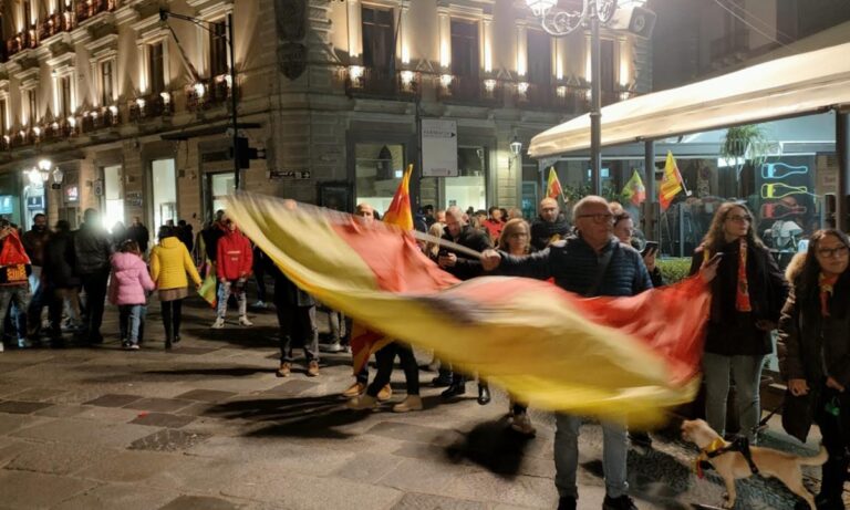 Il Catanzaro torna in serie B e in città scoppia la festa dei tifosi- Video