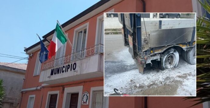 Intimidazione in pieno giorno a San Costantino, il sindaco: «Situazione emergenziale»