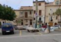 Tropea, le panchine comunali ingombrano una sosta per i disabili