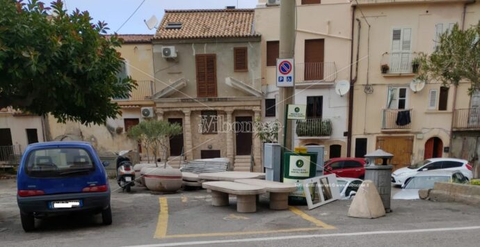Tropea, le panchine comunali ingombrano una sosta per i disabili