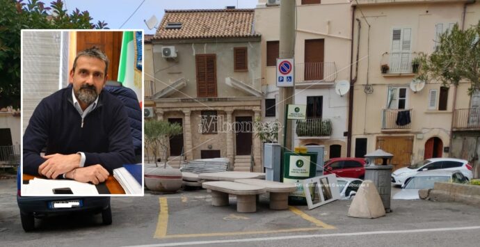 Tropea e le panchine nello spazio per i disabili, il sindaco: «Stoccaggio temporaneo, effetti collaterali della Fiera»