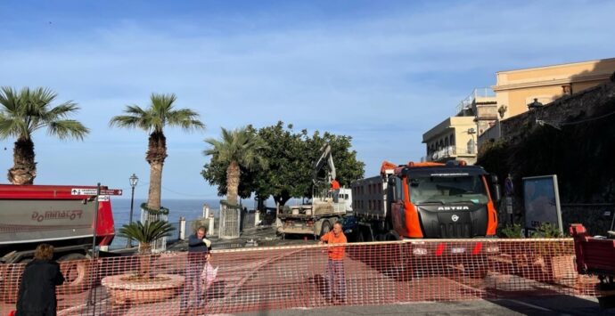 Tropea e pavimentazione in piazza Cannone: scoperta una condotta idrica nella fogna