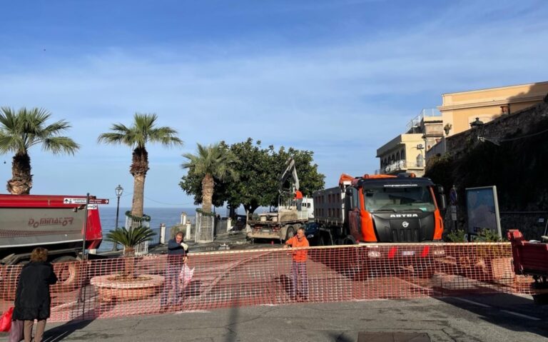 Tropea e pavimentazione in piazza Cannone: scoperta una condotta idrica nella fogna