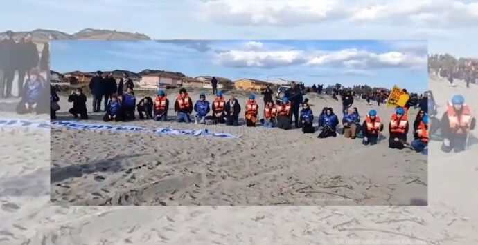 Naufragio Cutro: migliaia in ginocchio dopo il recupero della 76ma vittima -Video