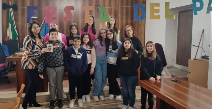 Successo per i laboratori creativi alla biblioteca di Filadelfia: oltre 64 bimbi partecipanti