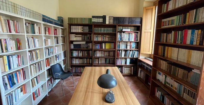 Serra, alla biblioteca “Enzo Vellone” il patrimonio dei volumi del “Fondo Franco Tassone”