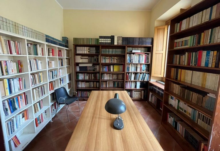 Serra, alla biblioteca “Enzo Vellone” il patrimonio dei volumi del “Fondo Franco Tassone”
