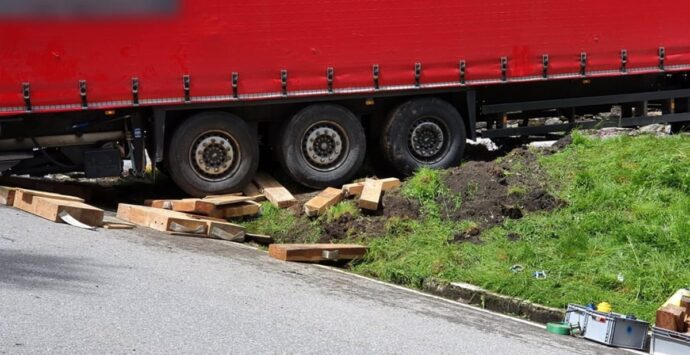 Camion bloccato nei tornanti della statale delle Serre, traffico in tilt a Gerocarne