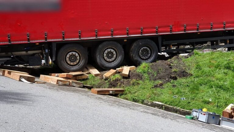 Camion bloccato nei tornanti della statale delle Serre, traffico in tilt a Gerocarne