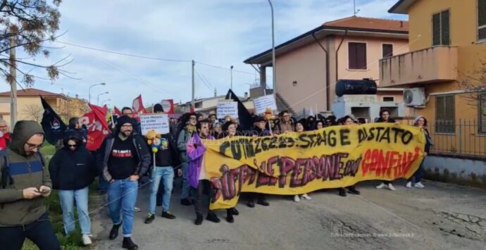 Cutro, in migliaia al corteo per dire basta alle stragi in mare