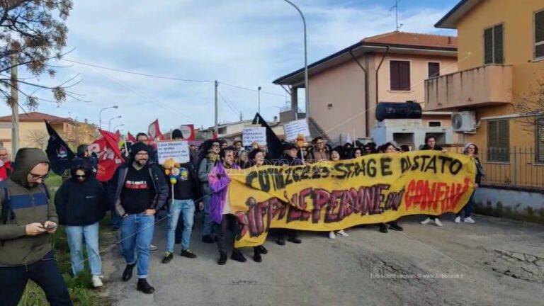 Cutro, in migliaia al corteo per dire basta alle stragi in mare