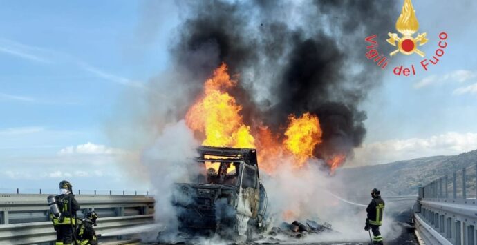 Incidente tra Pizzo e Sant’Onofrio, traffico sbloccato lungo l’A2 – Video