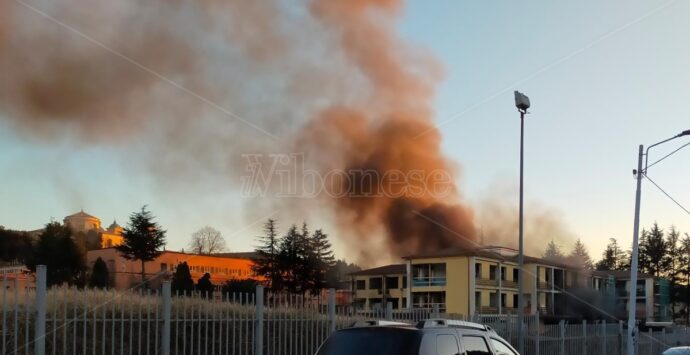Incendio al cantiere della scuola Murmura: «Origine dolosa? Sarebbe l’ennesima sconfitta per il Vibonese»