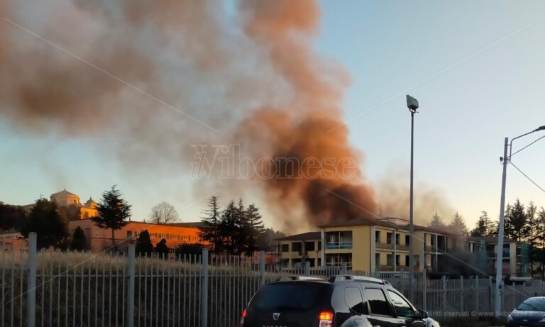 Incendio al cantiere della scuola Murmura: «Origine dolosa? Sarebbe l’ennesima sconfitta per il Vibonese»