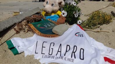 Naufragio a Cutro, la Lega Pro sulla spiaggia per omaggiare le vittime