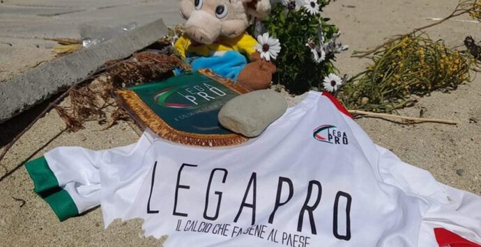 Naufragio a Cutro, la Lega Pro sulla spiaggia per omaggiare le vittime
